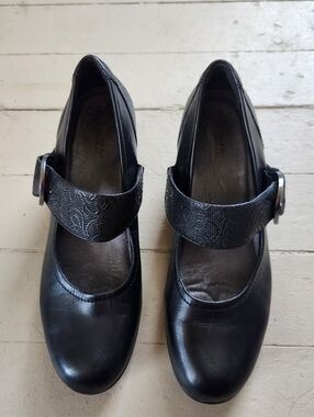 Classic Earth Mary Jane heels in black leather.Designed for comfort wit